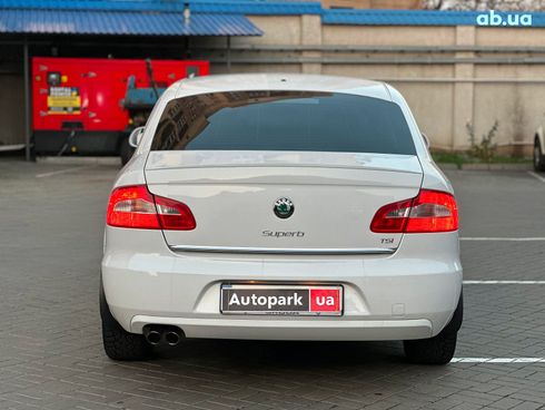 Skoda Superb 2012 белый - фото 10
