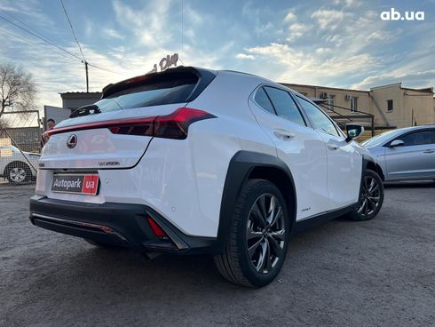 Lexus UX 2018 белый - фото 11