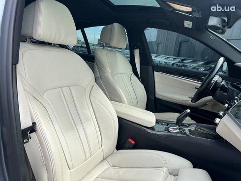 BMW 5 серия 2019 серый - фото 37