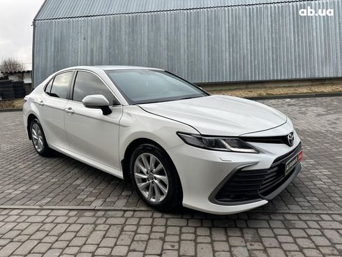Toyota Camry 2021 белый - фото 3