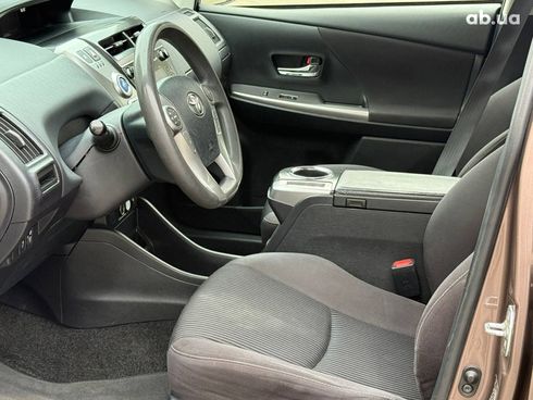 Toyota Prius V 2015 коричневый - фото 19