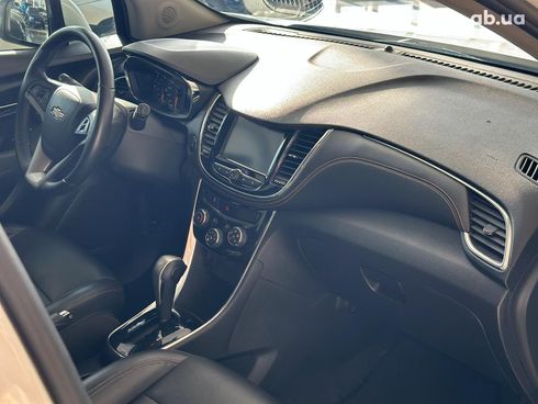 Chevrolet Trax 2017 белый - фото 15