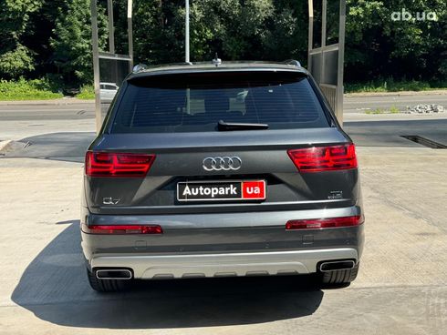 Audi Q7 2018 серый - фото 17