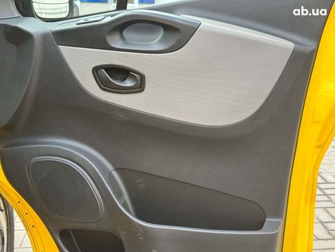 Renault Trafic 2017 желтый - фото 42