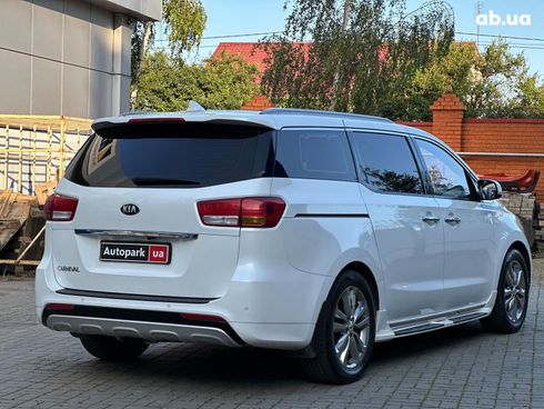 Kia Carnival 2017 белый - фото 13
