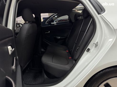 Kia Rio 2012 белый - фото 9