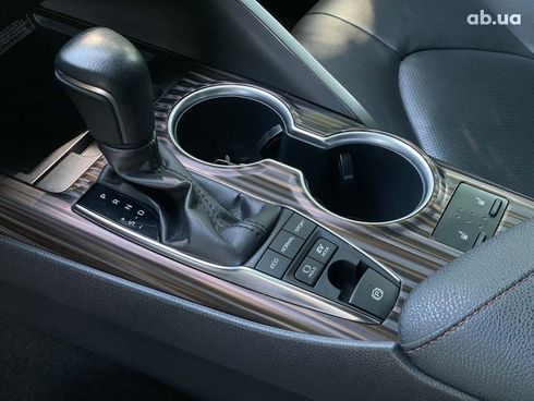 Toyota Camry 2019 белый - фото 35