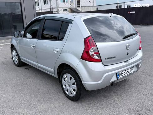 Dacia Sandero 2011 серебристый - фото 3