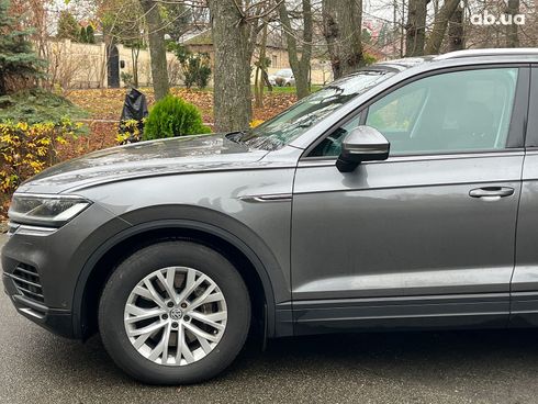 Volkswagen Touareg 2019 серый - фото 17