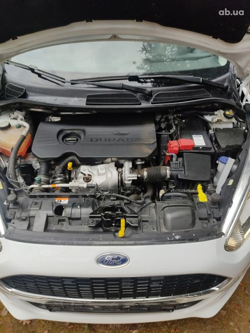 Ford Fiesta 2017 белый - фото 9