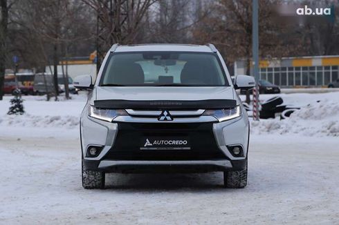Mitsubishi Outlander 2017 - фото 2