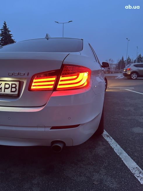BMW 5 серия 2011 белый - фото 11