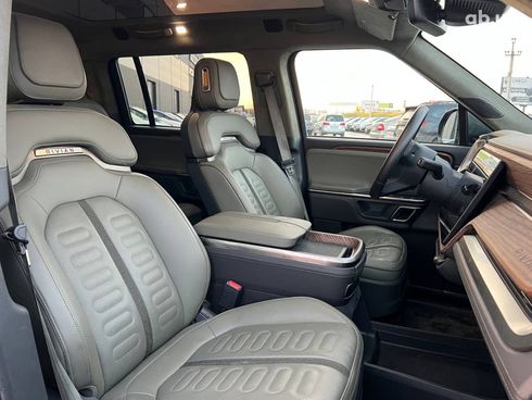 Rivian R1S 2023 серый - фото 88