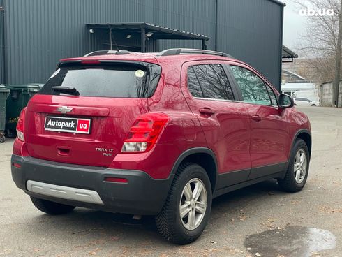 Chevrolet Tracker 2015 красный - фото 7