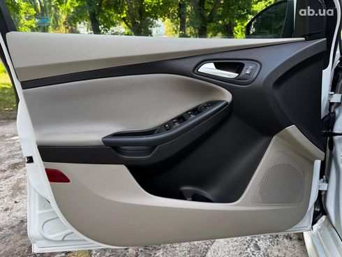 Ford Focus 2016 белый - фото 9