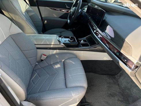 BMW i7 2023 белый - фото 16