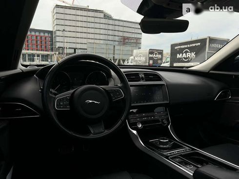 Jaguar XE 2018 - фото 19