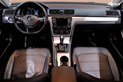 Volkswagen Passat 2018 серебристый - фото 7