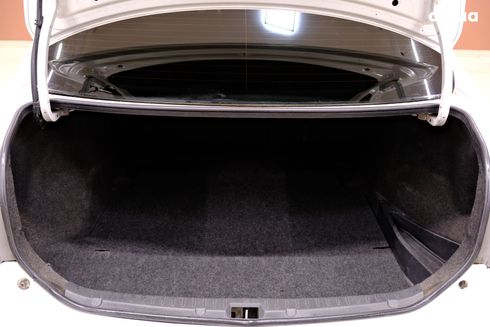 Toyota Corolla 2011 белый - фото 9