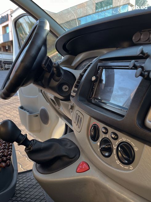 Renault Trafic 2007 белый - фото 16