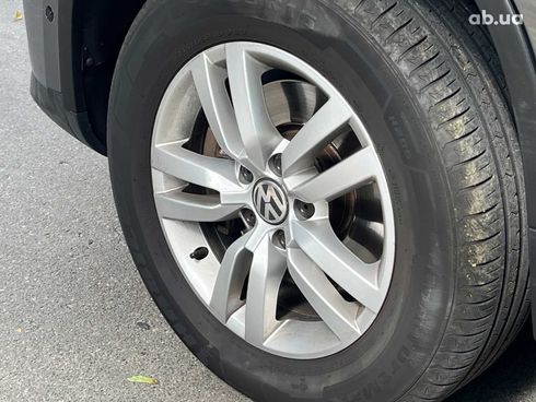 Volkswagen Tiguan 2018 серый - фото 20