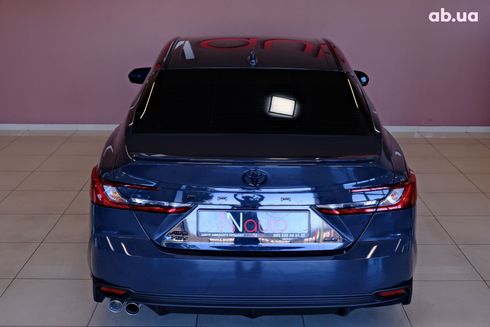 Toyota Camry 2024 серебристый - фото 6