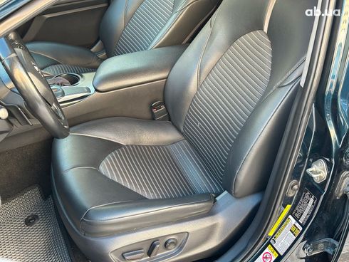 Toyota Camry 2018 черный - фото 18
