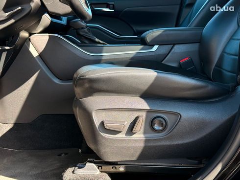 Toyota Highlander 2021 коричневый - фото 17