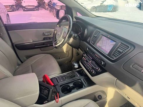 Kia Carnival 2017 - фото 12