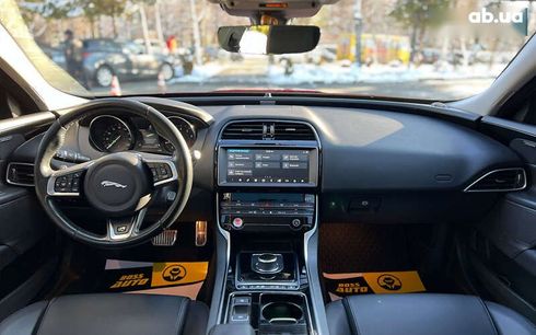 Jaguar XE 2018 - фото 19