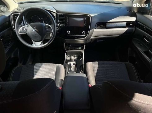 Mitsubishi Outlander 2020 - фото 18
