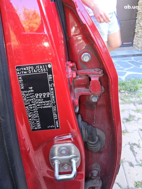 Toyota Yaris 2012 красный - фото 2