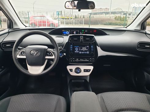 Toyota Prius 2016 белый - фото 12