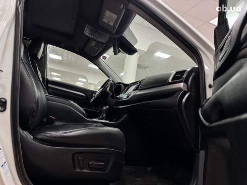 Toyota Highlander 2017 белый - фото 8