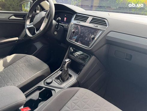 Volkswagen Tiguan 2021 серый - фото 21