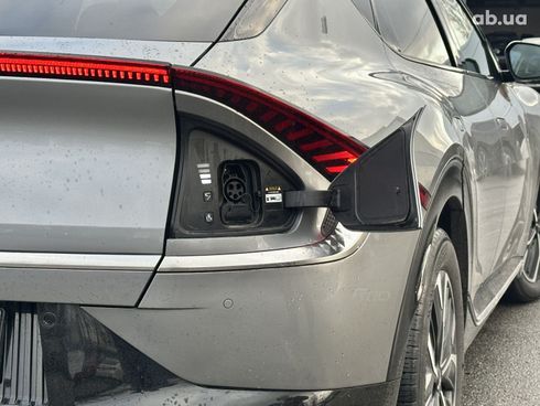 Kia EV6 2023 серый - фото 4
