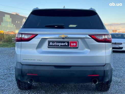 Chevrolet Traverse 2017 серый - фото 7