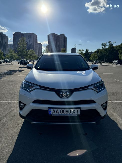 Toyota RAV4 2017 белый - фото 7