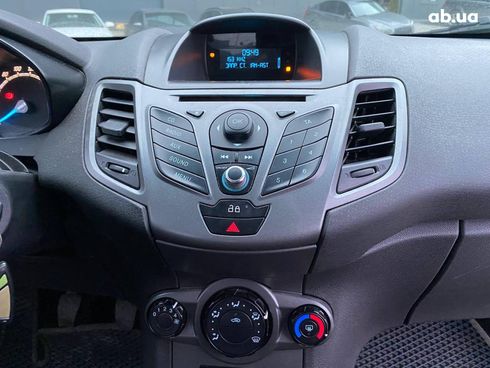 Ford Fiesta 2013 белый - фото 27