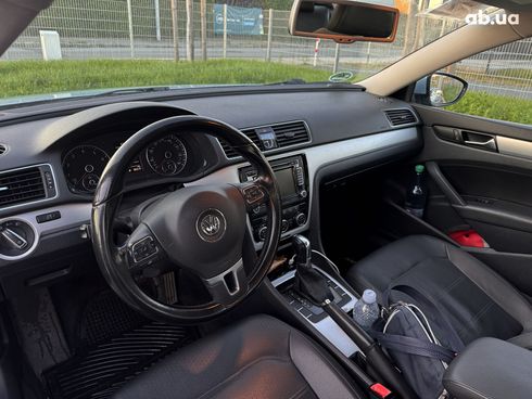 Volkswagen Passat 2012 голубой - фото 2