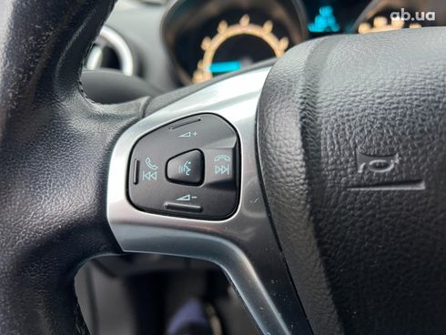 Ford Fiesta 2013 белый - фото 15