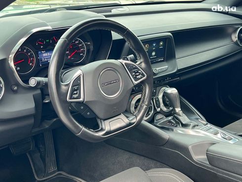 Chevrolet Camaro 2019 серый - фото 15