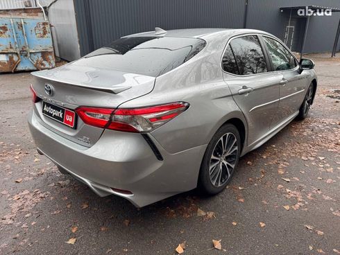 Toyota Camry 2019 серый - фото 8