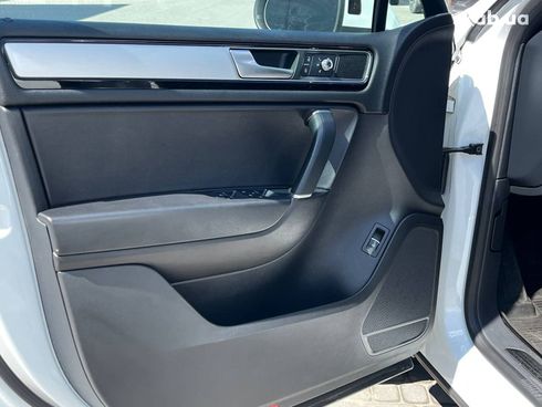 Volkswagen Touareg 2016 белый - фото 31