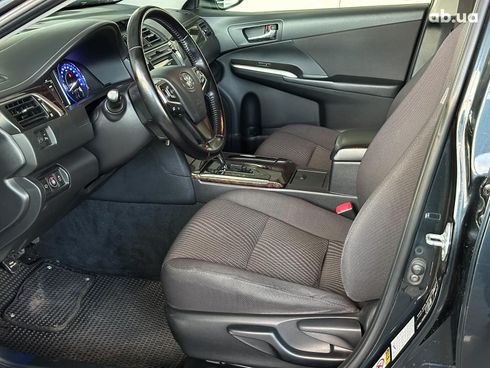 Toyota Camry 2015 серый - фото 10