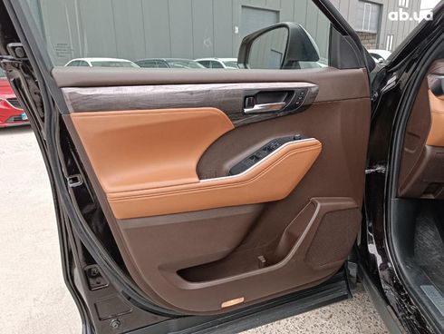 Toyota Highlander 2021 коричневый - фото 38