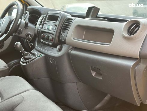 Renault Trafic 2017 желтый - фото 38