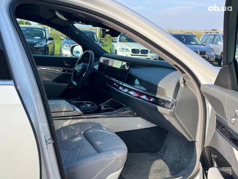 BMW i7 2023 белый - фото 17