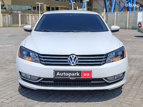 Volkswagen Passat 2015 бежевый - фото 2