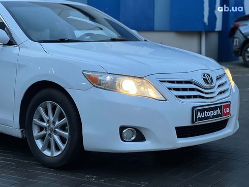 Toyota Camry 2010 белый - фото 5